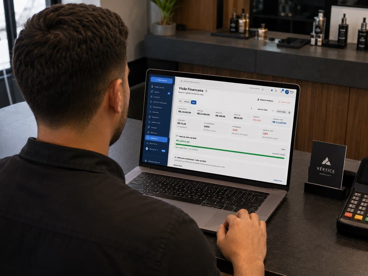 Dono acompanhando a visão financeira da Vértice no notebook da barbearia